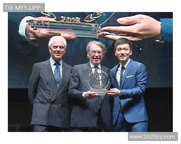 重庆足球队的拼搏之路：从低谷到巅峰的奋斗历程与荣耀回顾